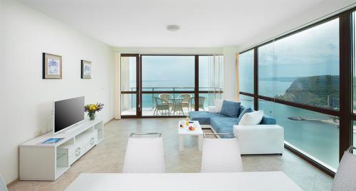 Апартамент с две спални и директен изглед море