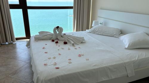 One bedroom with direct sea view